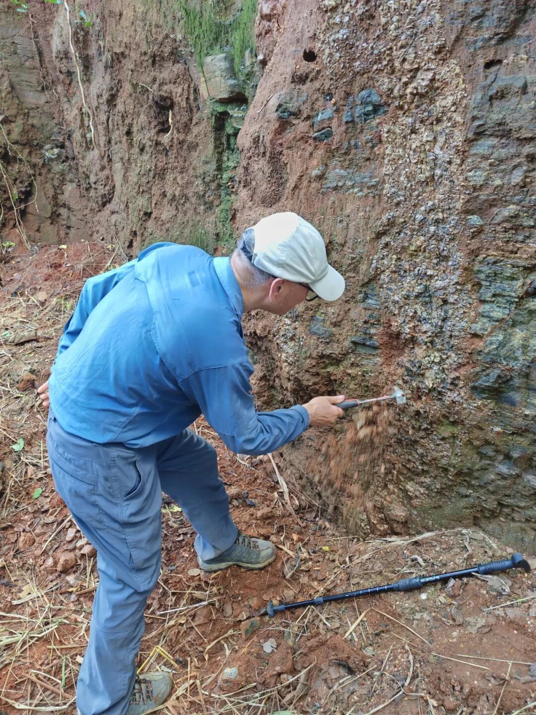 GAIA geologists working in the field, image 3